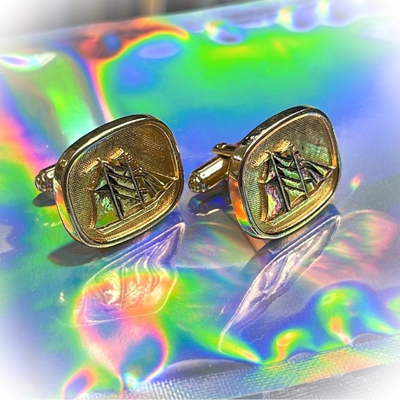 💕Beautiful Gold Tone Sailboat Cufflinks💕 - Picture 3 of 5